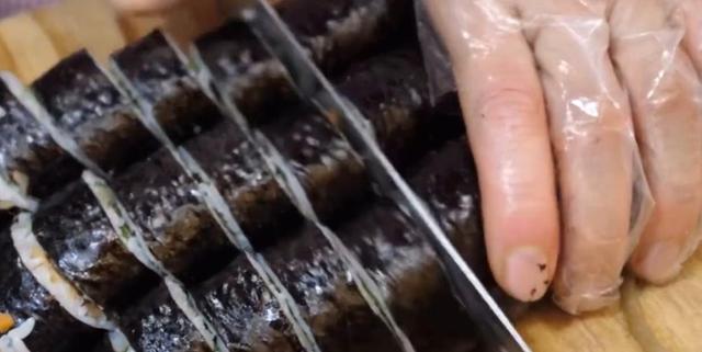 东北大妈做生意,退休东北大妈在蒙城做烘焙