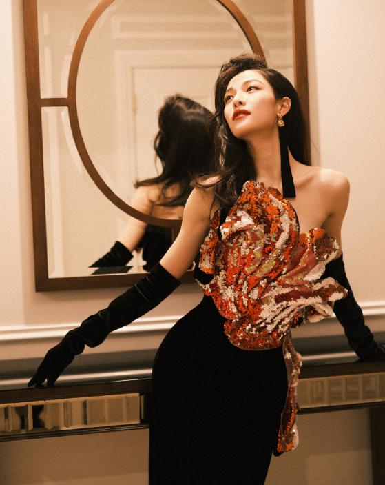 杨紫关晓彤跨年晚会造型,关晓彤2017年湖南跨年演唱会