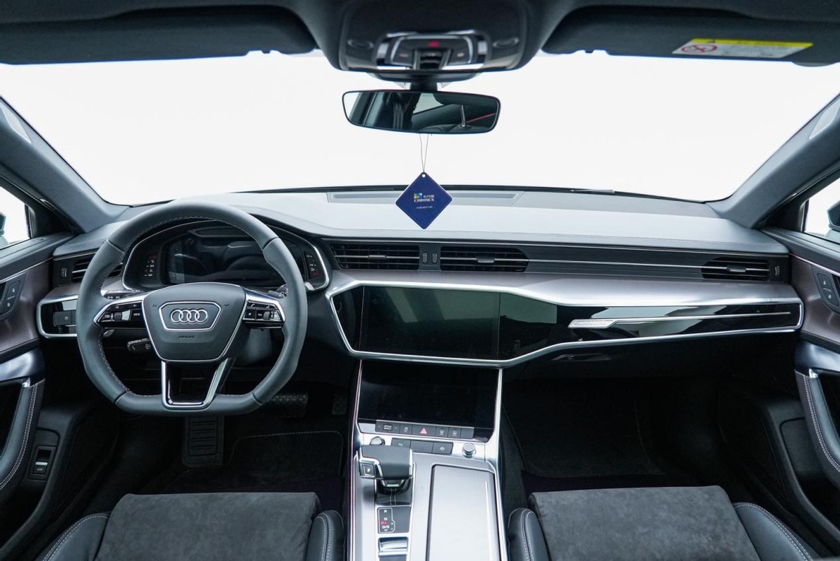 存款一个小目标，开一台30万的奔驰C？看看国足教练都开什么车？