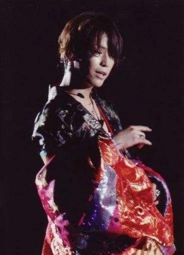 60岁老公突然变女人！梳双马尾穿短裙高跟鞋，妻子还帮洗内衣...