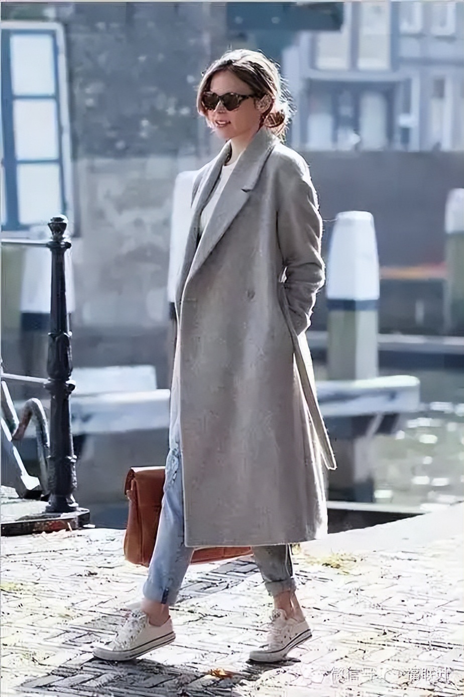 女人一生都要有一件羊绒大衣,女人冬天应该买几件黑色羊绒大衣