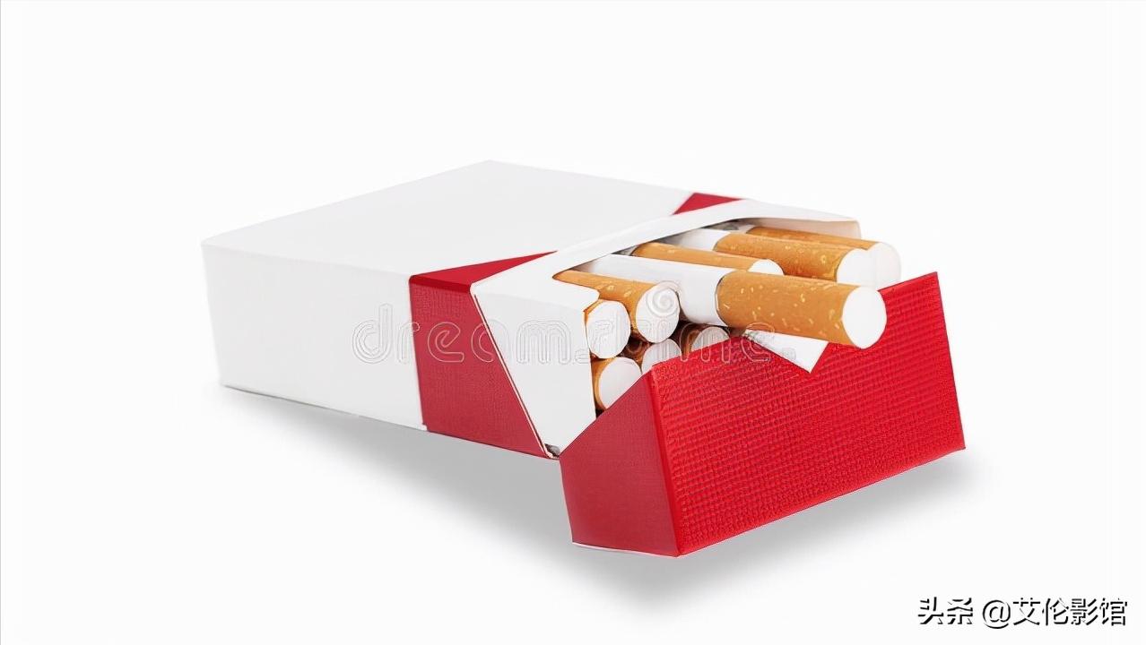 湖北一男子陪媳妇买东西，偷偷暗语买烟，收银员秒懂：男人的默契