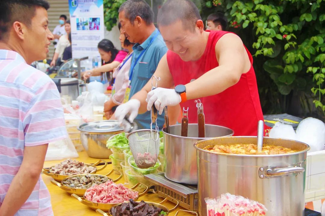 好吃又好玩！大学生和村民一起“摆摊”，现场太热闹......