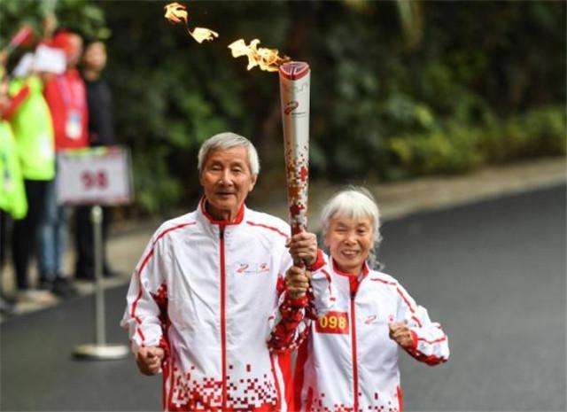 身穿15元鞋子老人向社会捐款1000万,老人穿15元鞋给家乡捐款1000万