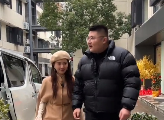​猴哥婚礼倒计时21天，妻子独自挑婚纱、五金，他却一心忙事业