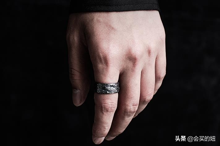 中年男人戴什么配饰不油腻,中年男士最显示气质的配饰