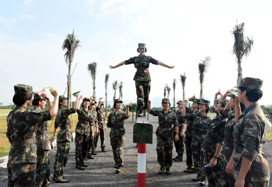 【夜读·散文】新兵连的那些女兵