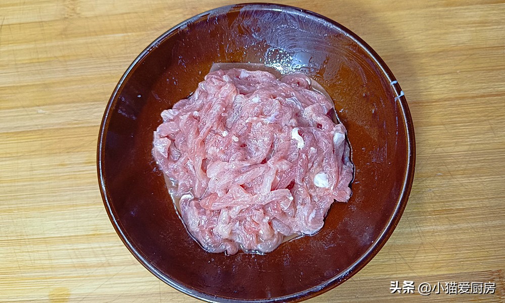 四川正宗水煮酸菜肉片做法,四川酸菜的做法酸辣脆爽特别开胃