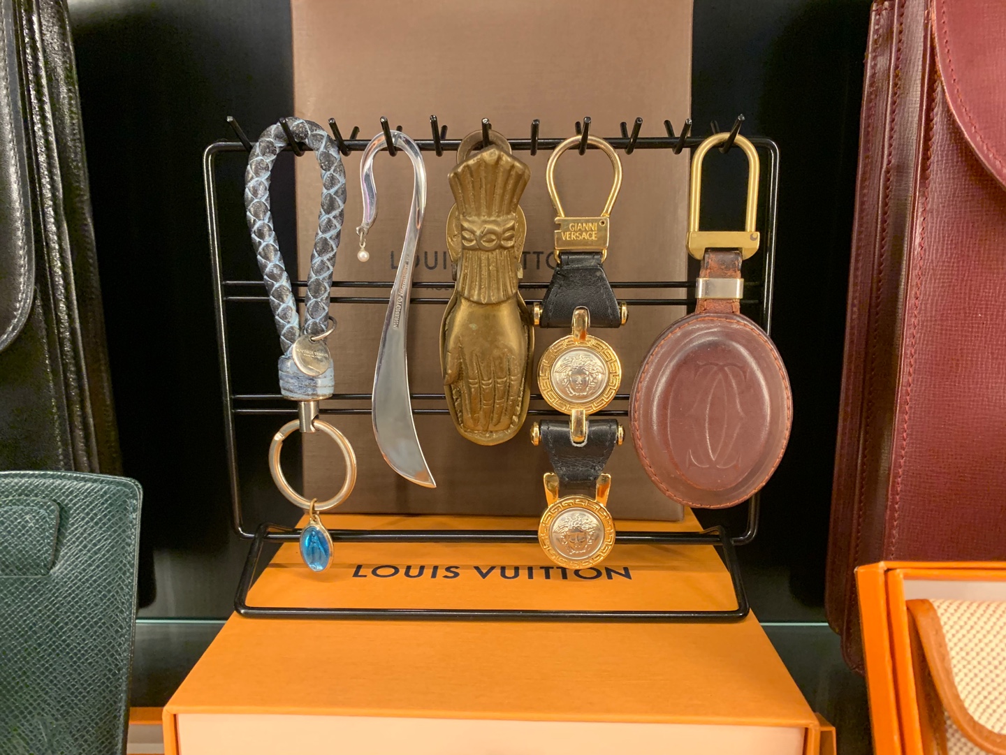 枝头上的孔雀幼鸟右侧双门