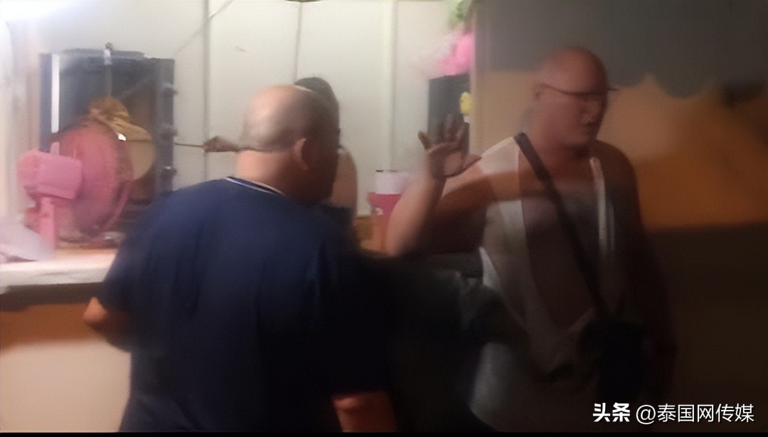 买烤鸡后不付钱?丹麦男子酒后发疯芭提雅殴打泰国女商贩!