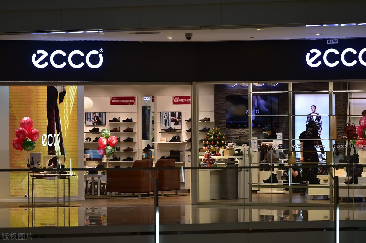 50岁男人穿什么鞋子好看又百搭,中年男士穿什么样的鞋好