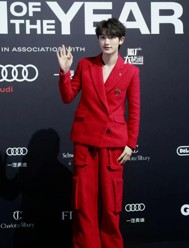 张嘉倪黑裙和网红同框,张嘉倪风波后首晒美照