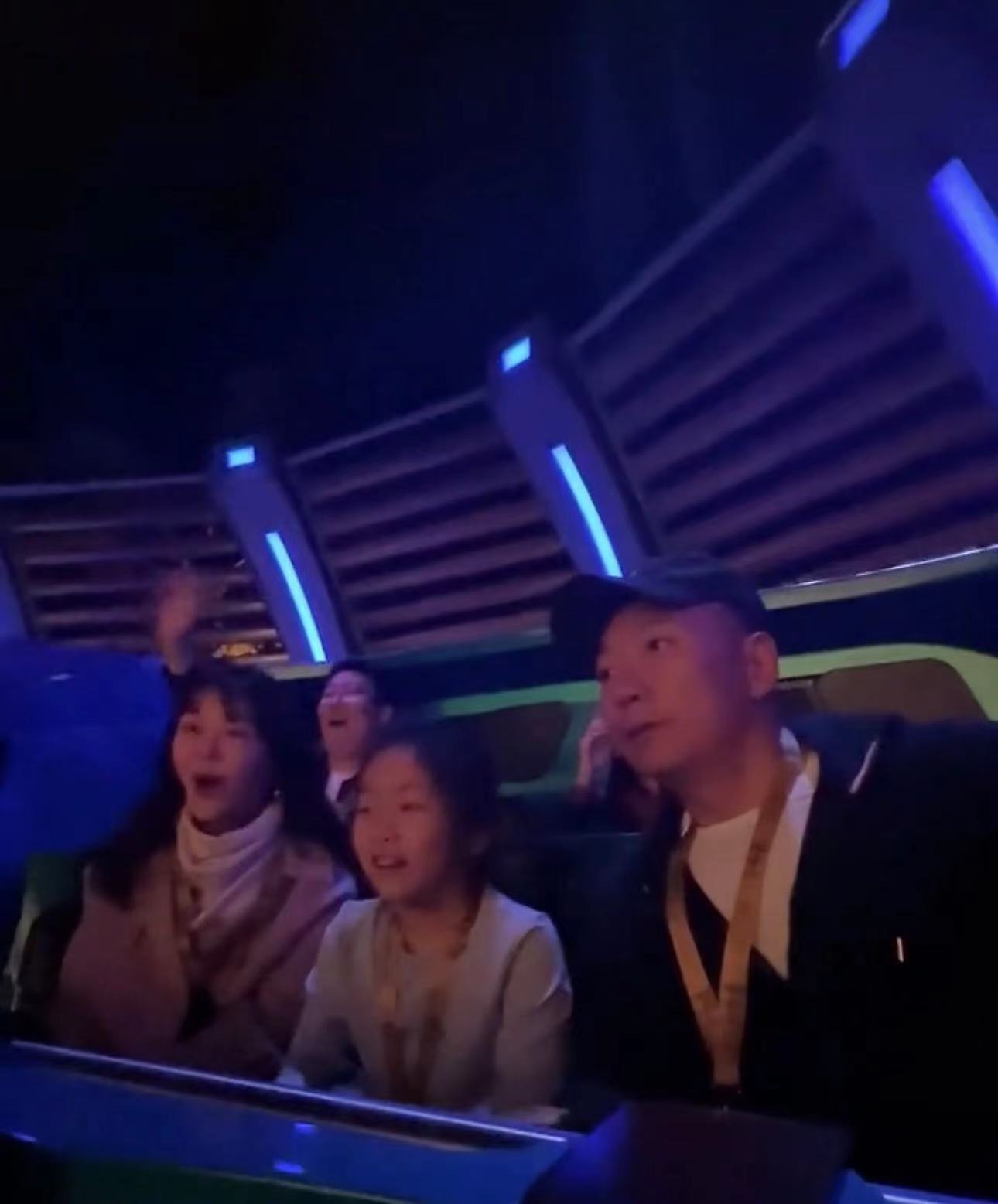 前央视主持全家出游为爱女庆生！50岁仍貌美动人，女儿大眼睛似妈