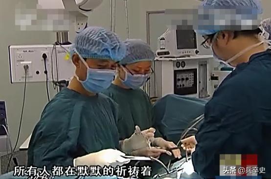 2岁幼童右眼流泪,2岁小孩眼睛哭出血