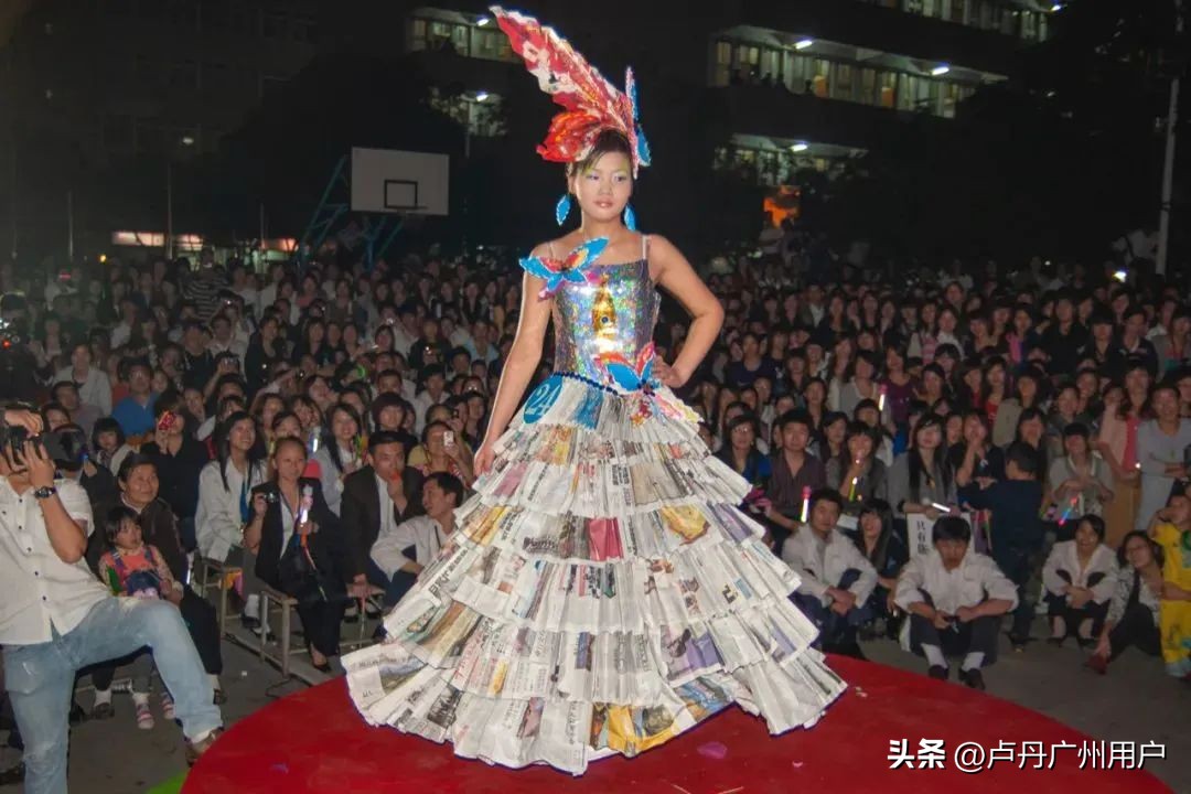 20年拍下150万张“东莞女工”在国外爆火：中国制造，不可思议！