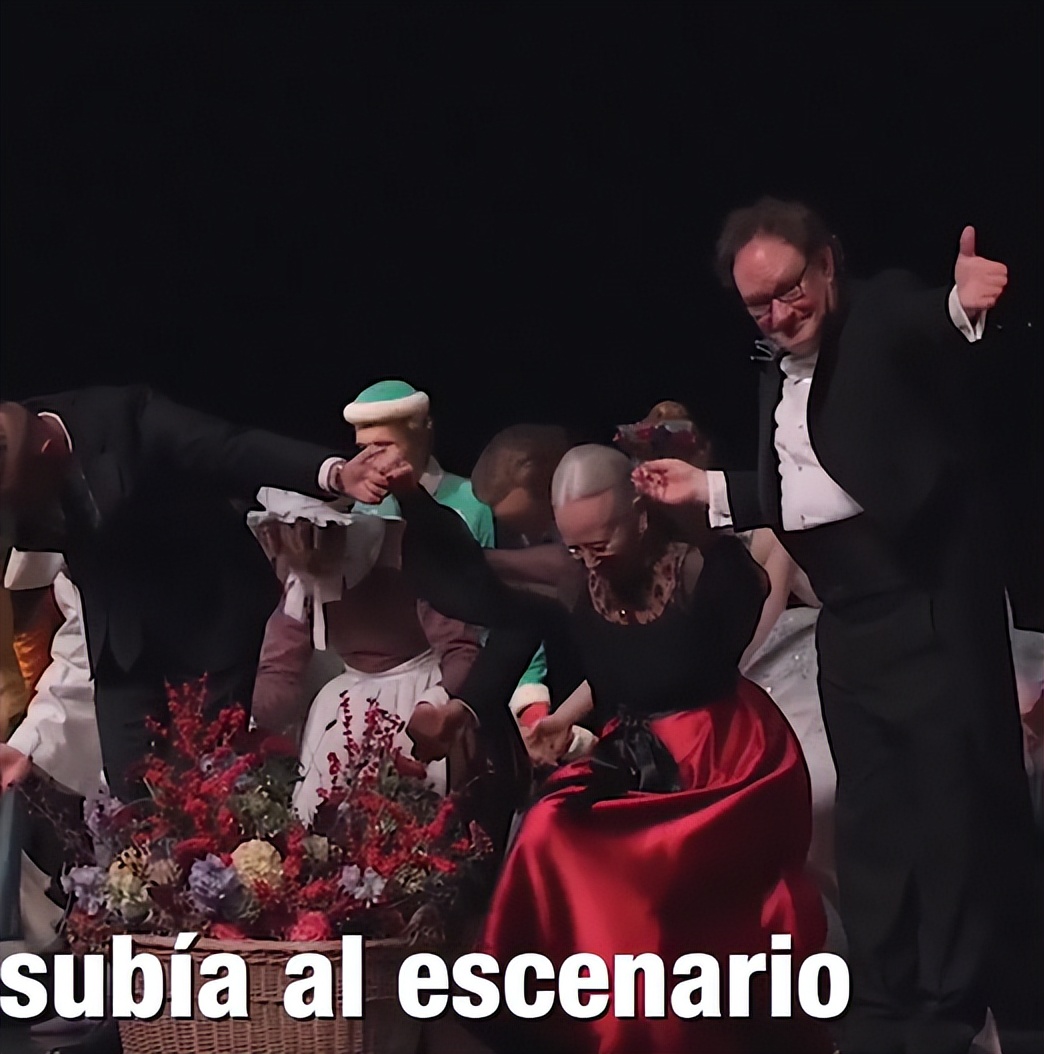 82岁丹麦女王穿貂儿看芭蕾舞，惹争议；11岁孙女颜值逆袭似洋娃娃