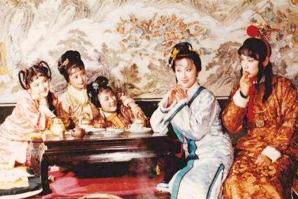 酒店床尾为什么要放长凳子,为什么酒店都会放床尾凳