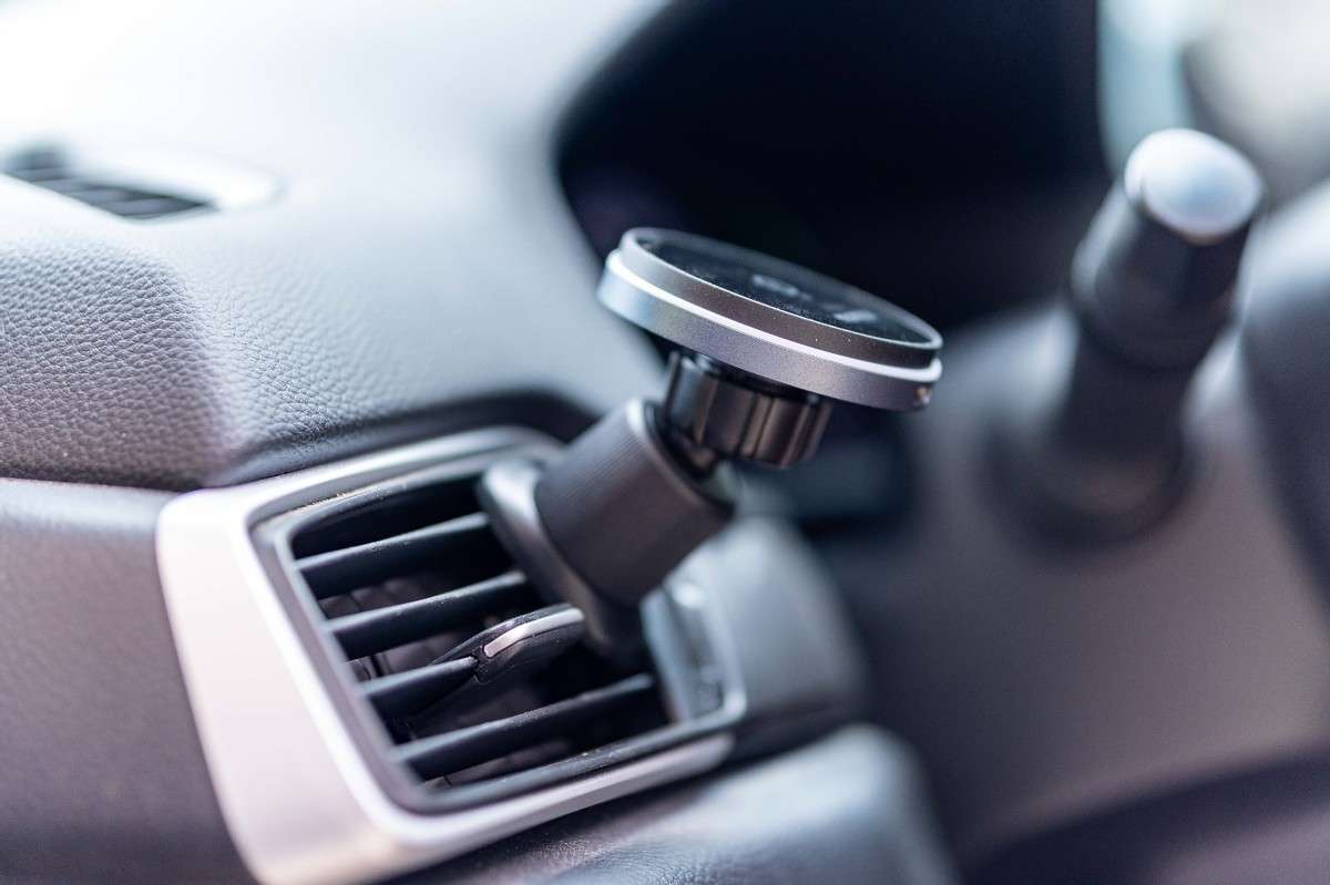 momax支架怎么样,车载磁吸手机支架最新款无线充电