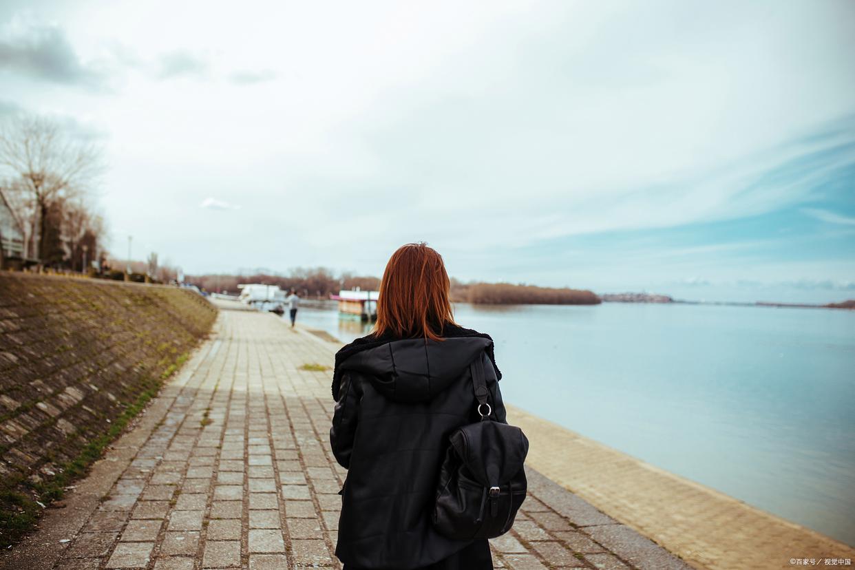 当“打擦边球”的女人遇到“占小便宜”的男人，谁技高一筹？