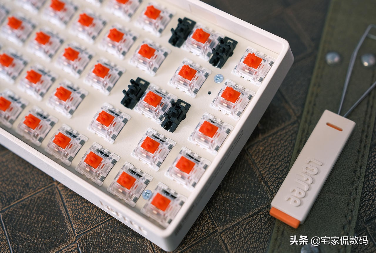 洛斐小翘蓝牙机械键盘开箱组装,洛斐小翘机械键盘测评