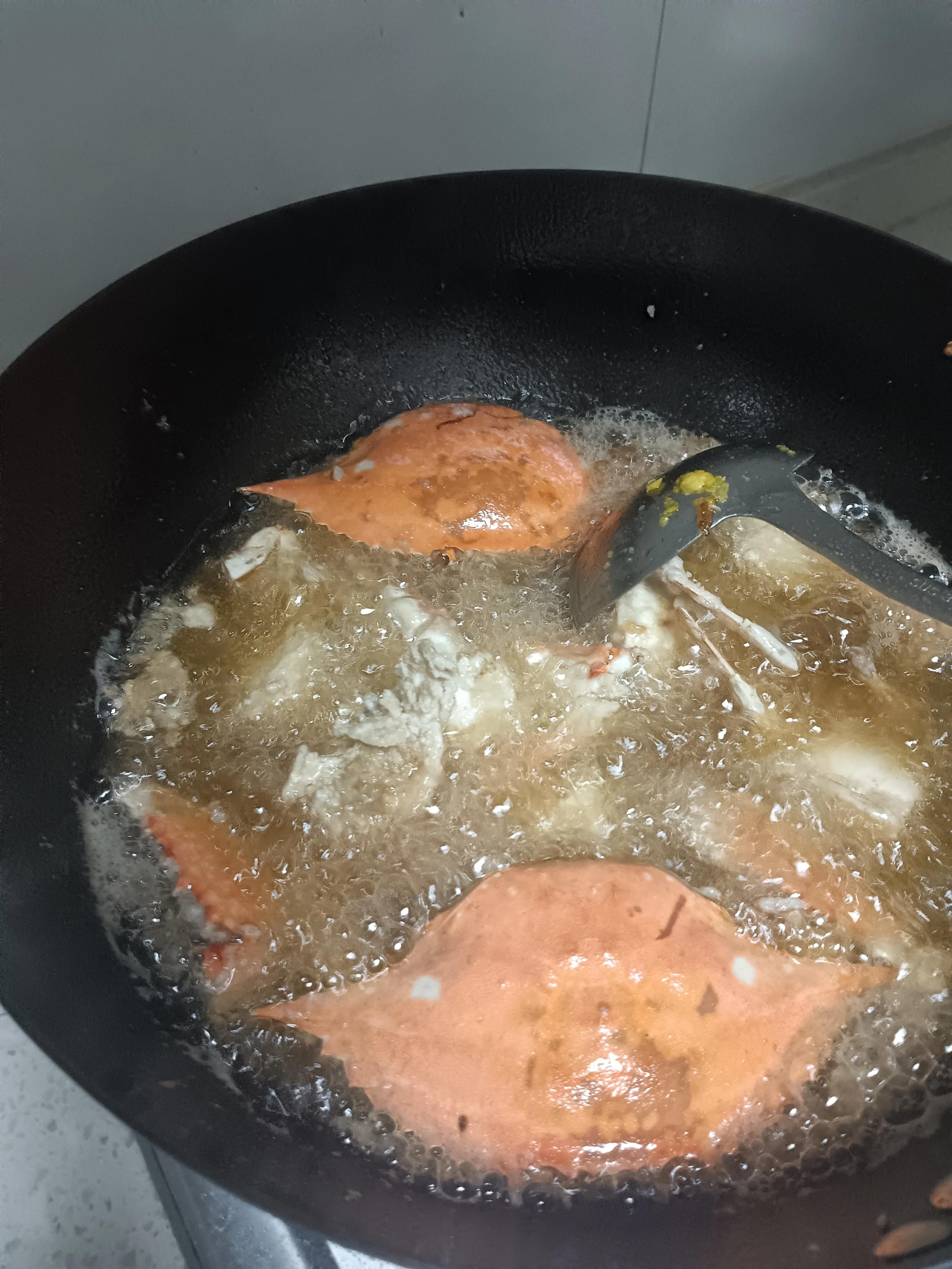 葱姜鲍鱼鸡翅螃蟹煲,葱姜炒螃蟹酒店做法