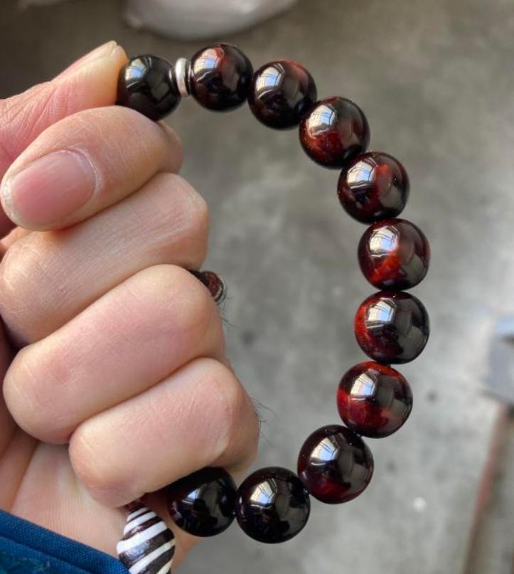 这种菩提子佛珠很容易就可以盘出玻璃底！南方公园里就可以捡到