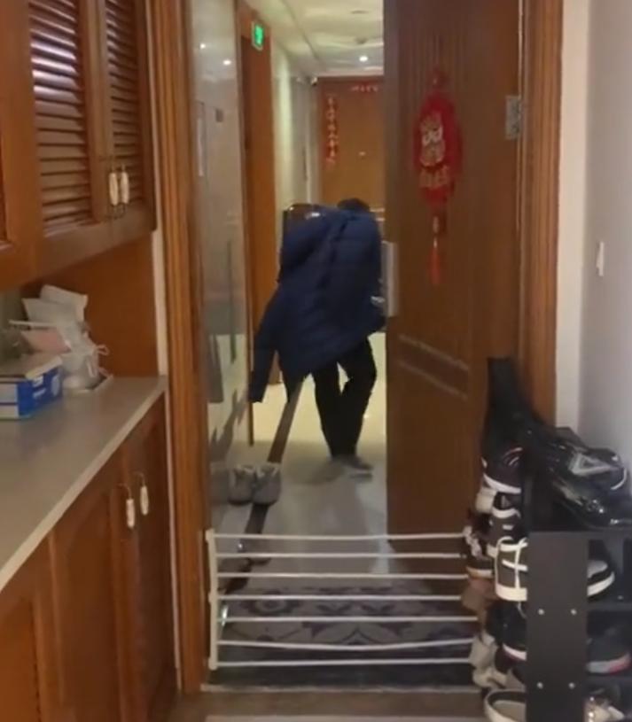 一女子在家吃螺蛳粉臭死,一女子在家天天吃螺蛳粉