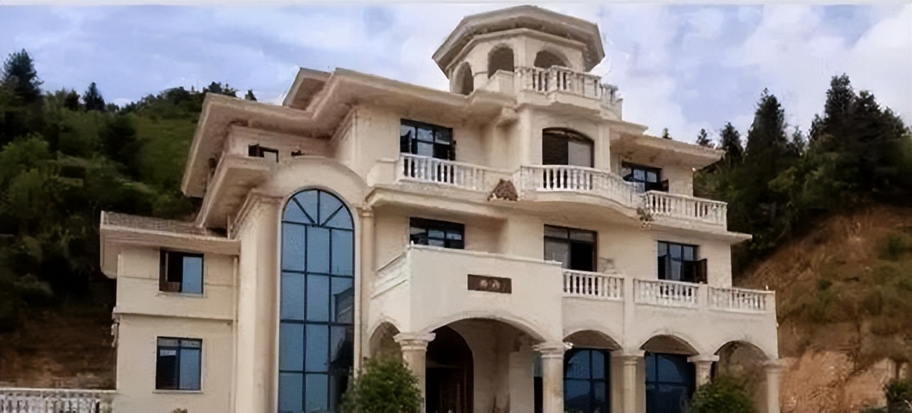 2018年湖北废弃养鸡场泥土变白,湖北养鸡场附近土呈白色