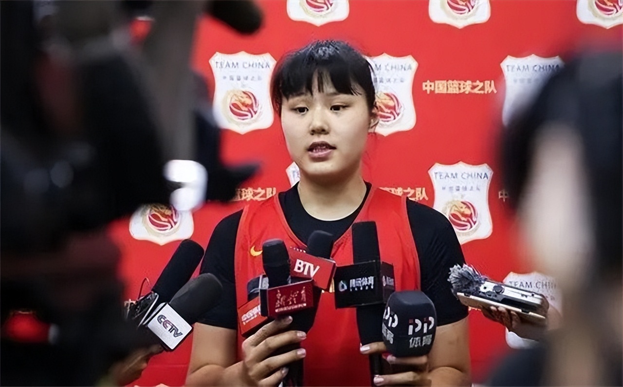 女篮队员李月汝身高简介,中国女篮大中锋李月汝今何在