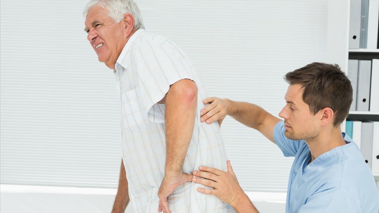 老年人弯腰驼背怎么治,老人弯腰驼背怎么回事