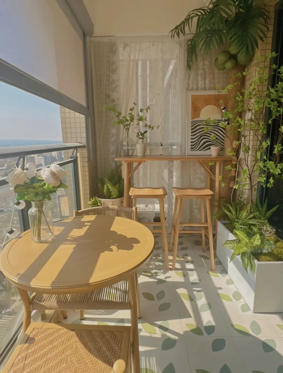 阳台用瓷砖好还是防腐木好,阳台地面铺防腐木好还是地砖好