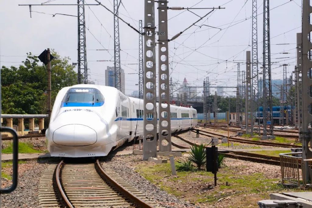 这十年|高铁网交织环扣动车组奔腾竞驰