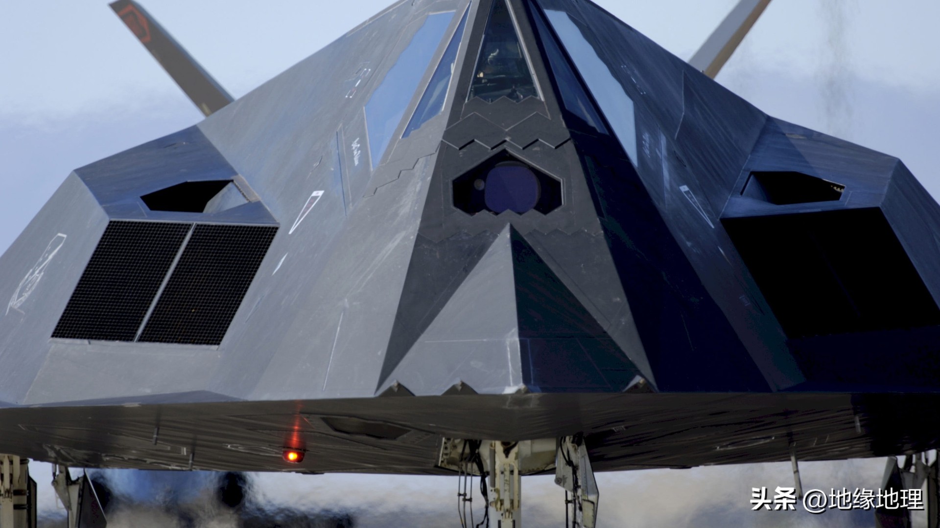 f-117夜鹰坠落,f-117a夜鹰战斗机被击落的残骸