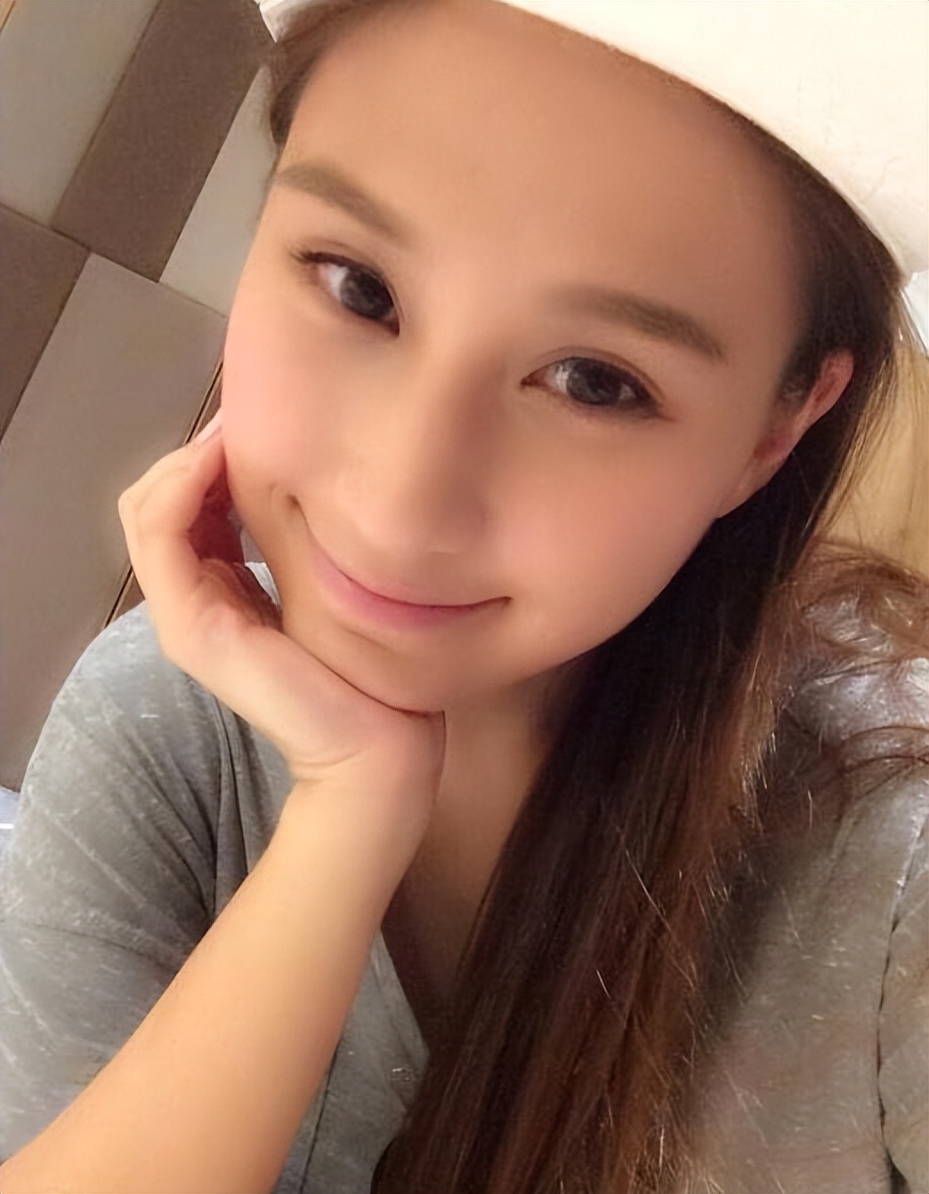 窦骁照顾何超莲,窦骁何超莲三房四房穿搭