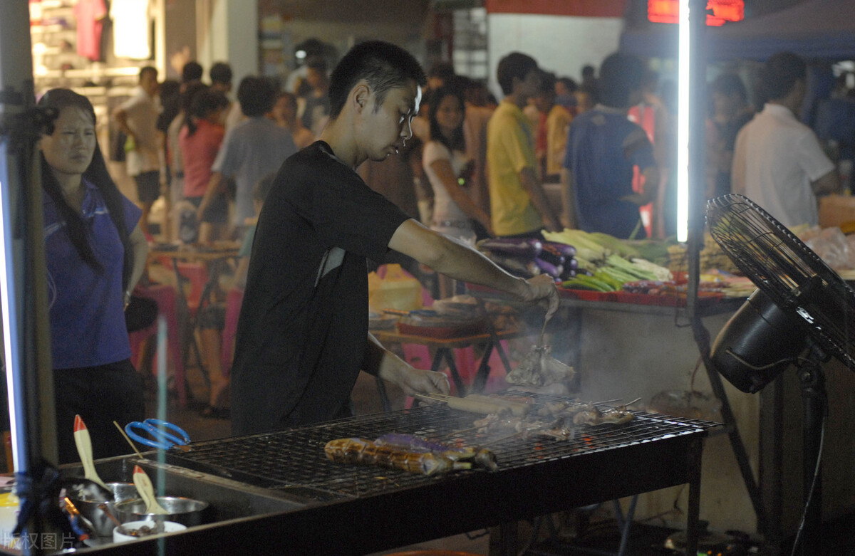 小夫妻摆摊卖烧烤月收入2万多,摆摊卖烧烤一天卖300元可以赚多少