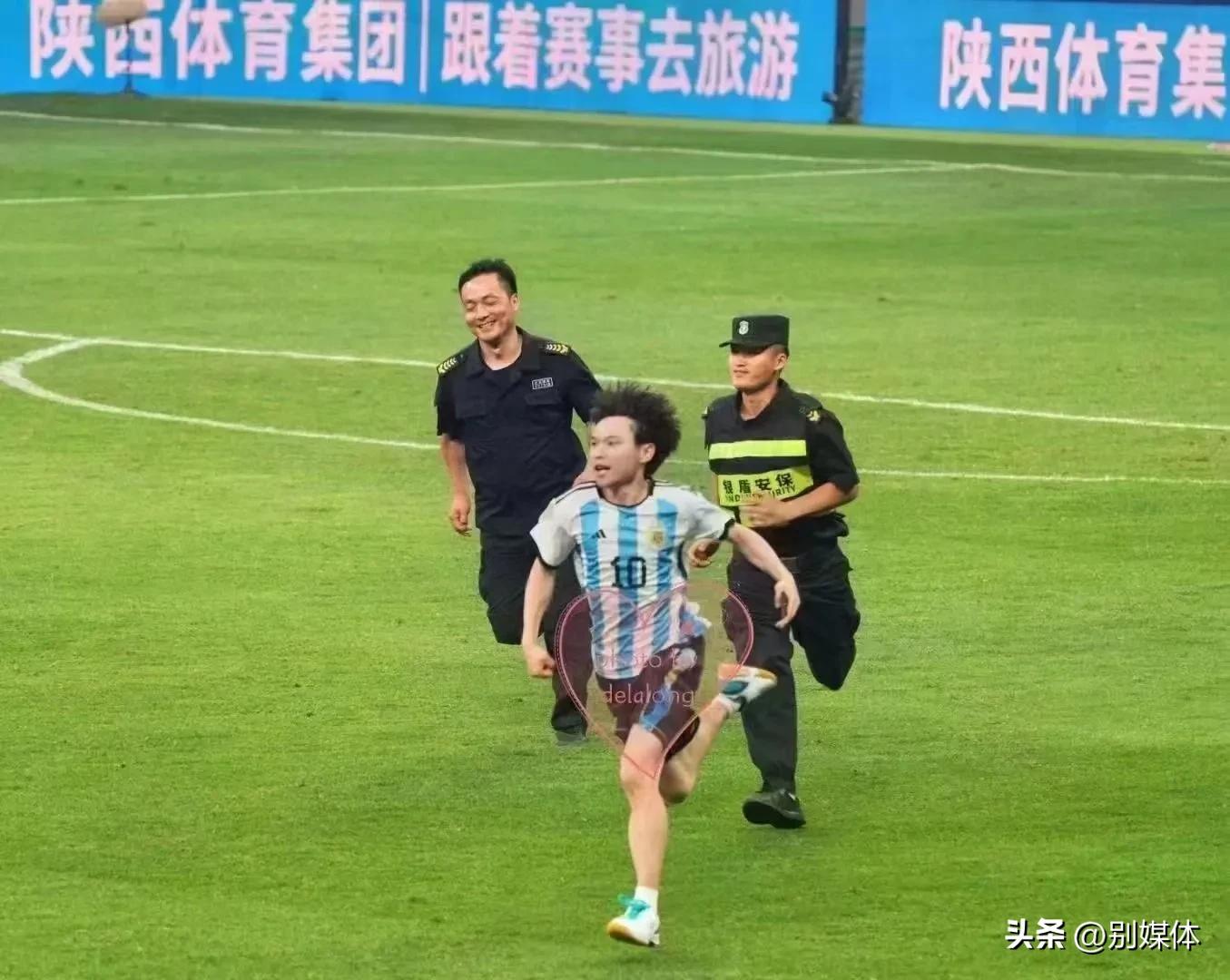 梅西球迷冲进球场这像极了爱情,梅西的球迷什么反应