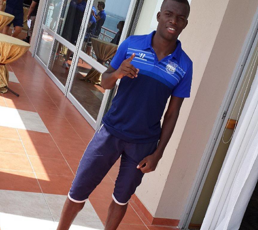 穷到只能踢布做的球,如今他用两粒进球送给东道主最悲惨的纪录