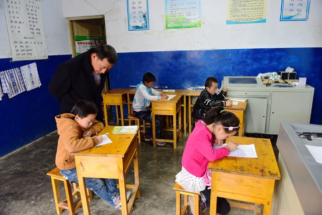 我帮同学交三年学费，他功成名就不接我电话，我拉黑后却来找我