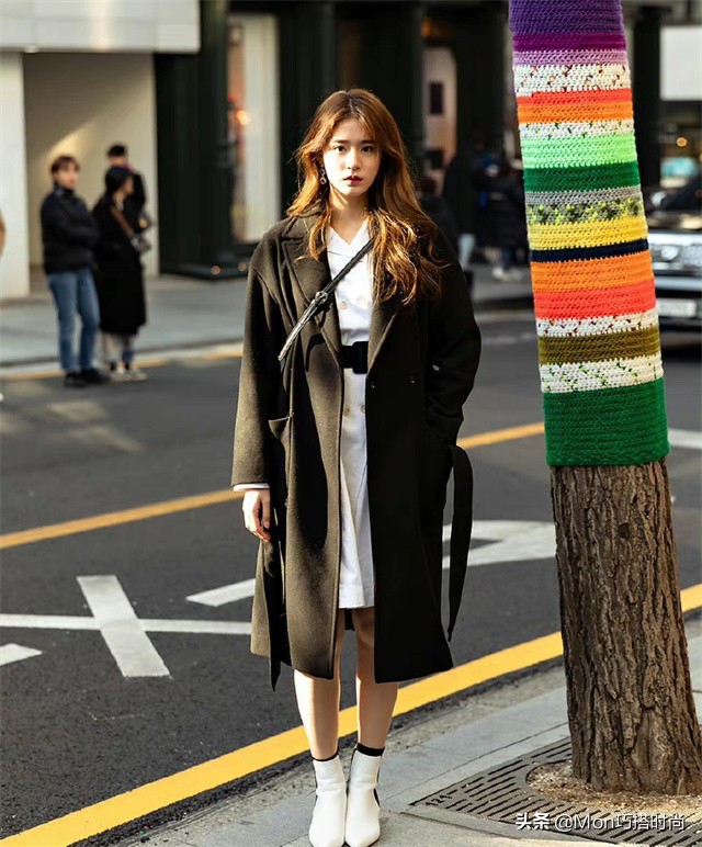 韩国女生都在穿什么衣服图片,韩国女生穿着裙子