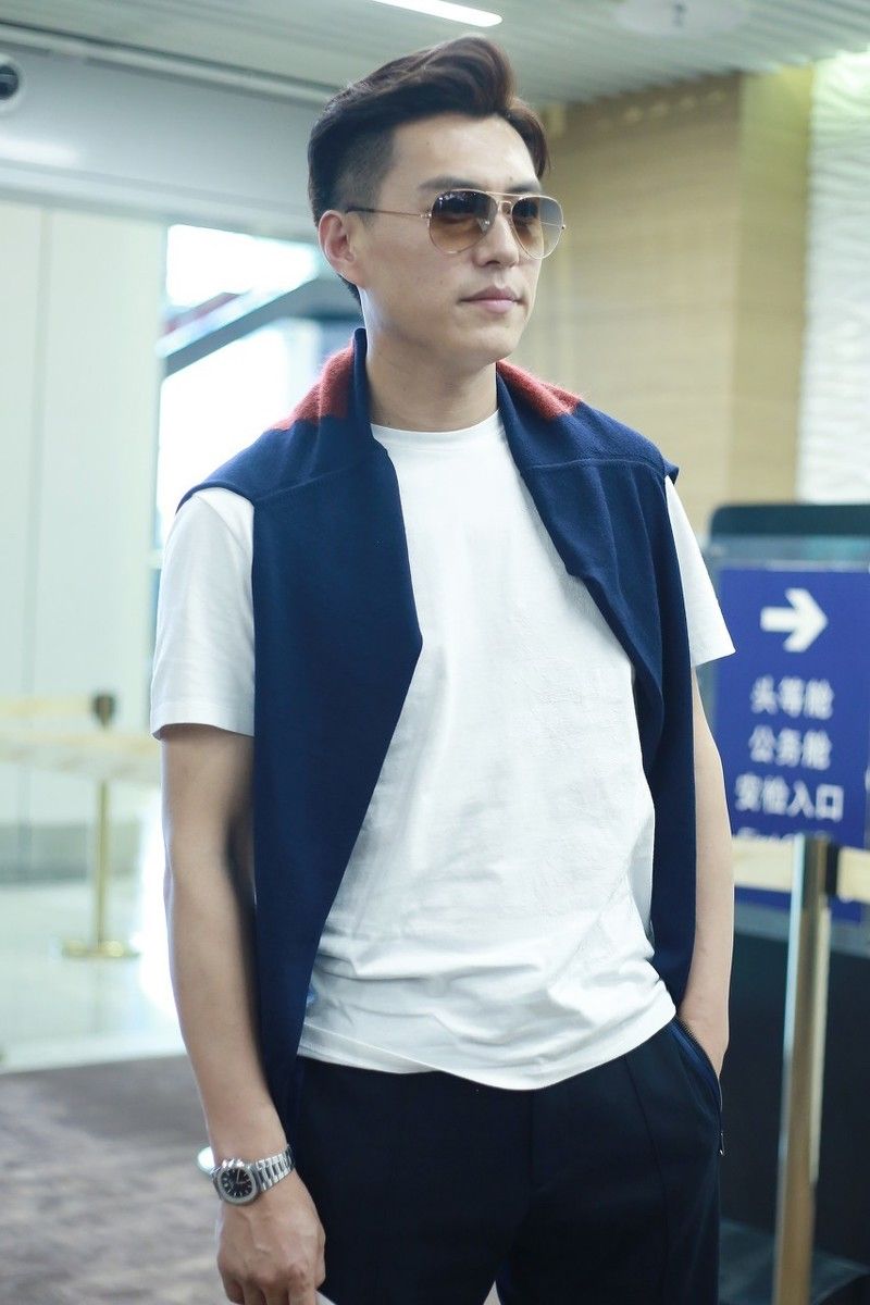 中年男人：为什么劝你少穿POLO衫，多穿T恤？看46岁靳东就明白了