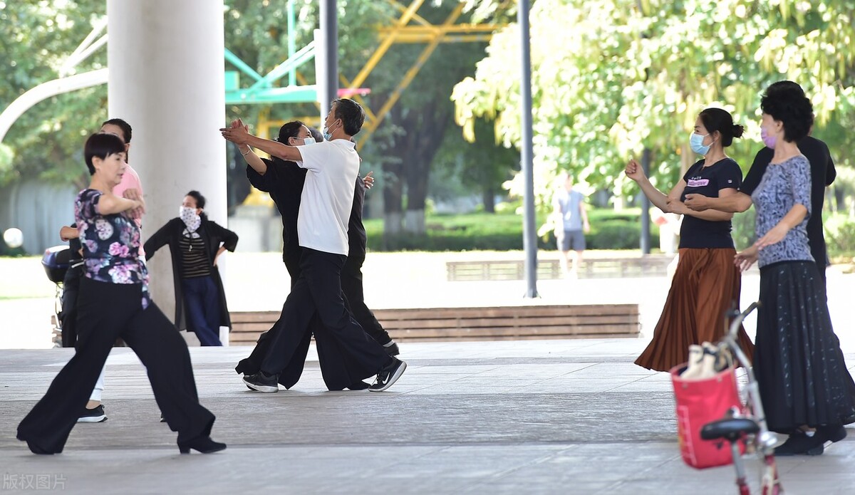 60岁大妈与男友相恋十年未果,60岁大妈与男友相恋