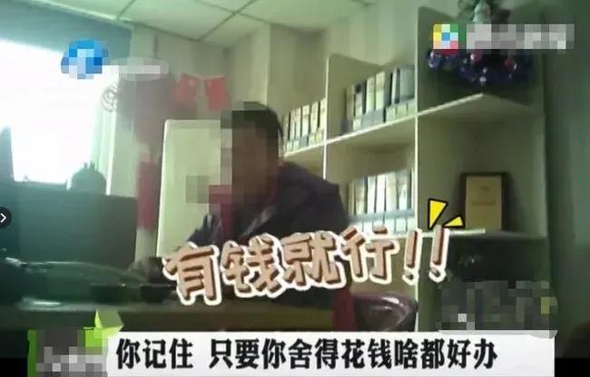 租个女友回家过年，女子过年挣4万，一天2500，女子称做不过来