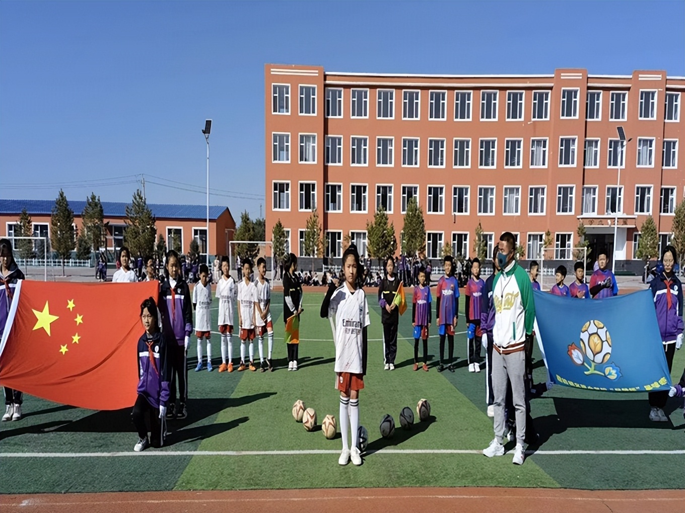 喜迎二十大共筑足球梦图片,喜迎二十大逐梦绿茵场