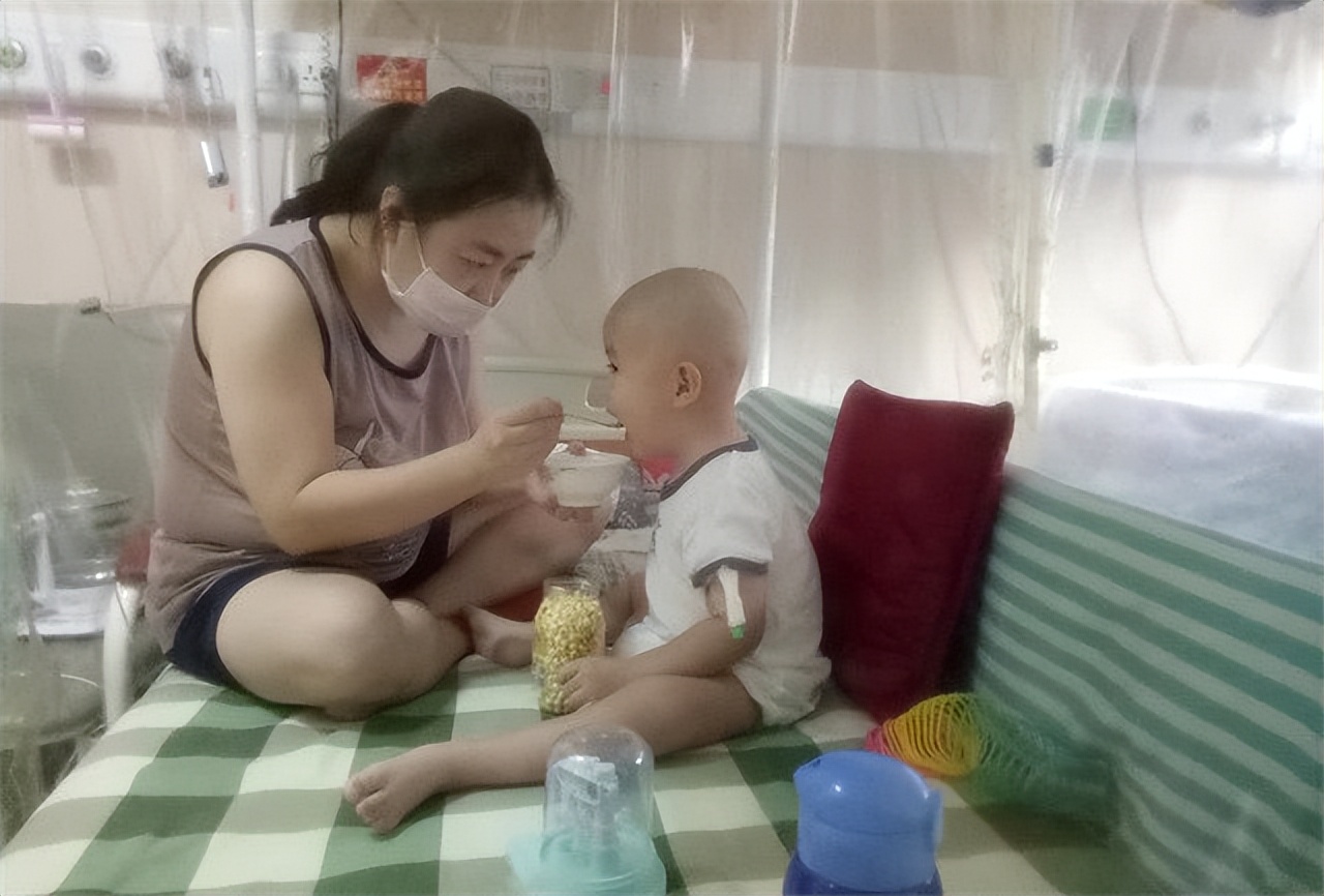 17年夫妻做4次试管终得子,2年后儿子却患癌,无奈将病母*养送**老院