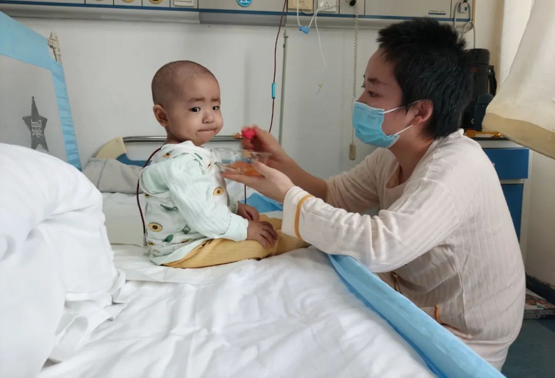 小孩身上长了一个大脓包是什么,男童白色小脓包