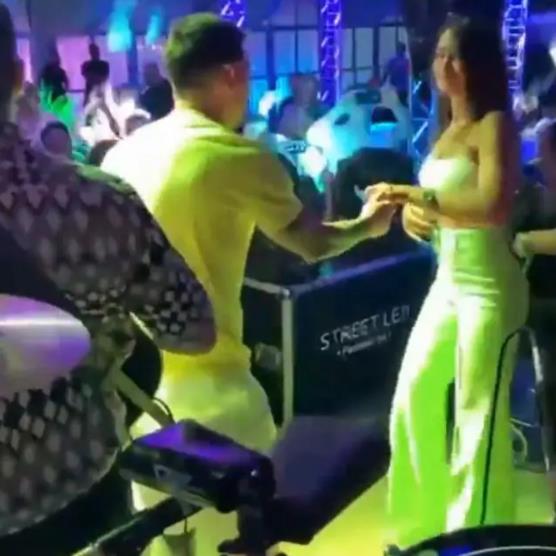 尴尬与温馨！梅西无缘任何奖项却和妻儿畅享假期，娇妻身材火爆