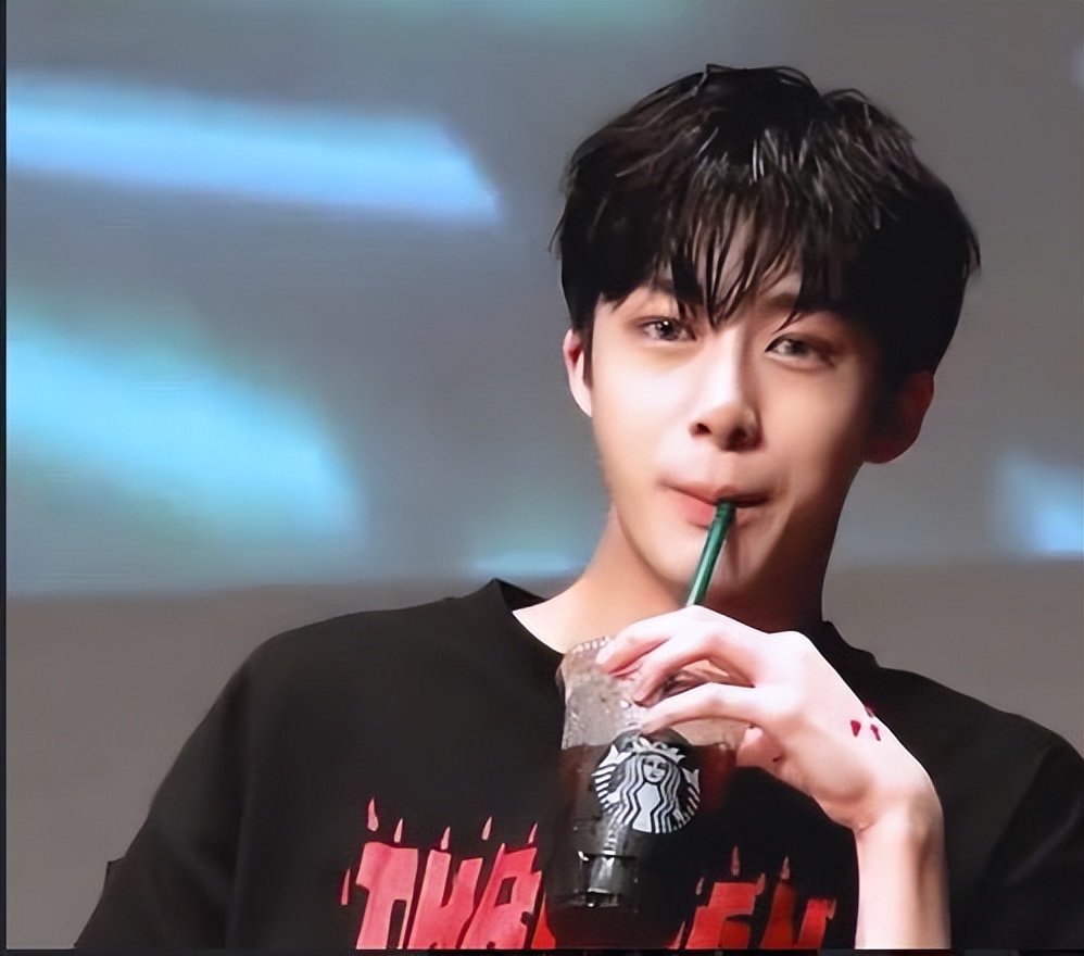 靠韩团门面出道却不火，后凭借表情包出圈，却被扒可疑物品惹争议