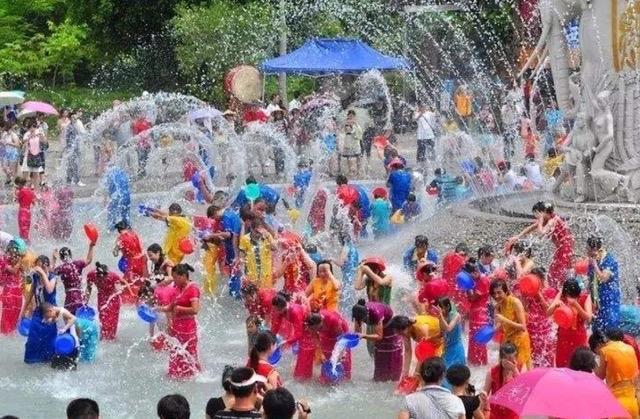 2010西双版纳傣族万人泼水节,西双版纳万人泼水节狂欢