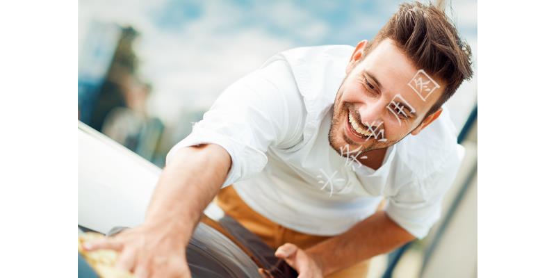 儿子月入十几万每月给父亲五十元,儿子打工了每个月给我1000块钱