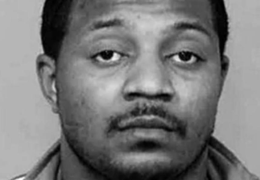 美国黑老大监狱“后宫”:女警投怀送抱,为他生5娃,每月收1.6万